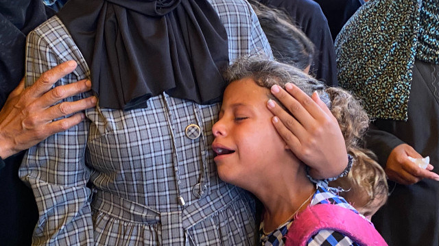 Une jeune fille palestinienne est réconfortée par un parent alors qu'elle pleure un être cher lors des funérailles des Palestiniens tués lors des frappes israéliennes dans le sud de la bande de Gaza la veille, à l'extérieur de l'hôpital Nasser à Khan Yunis, le 4 juillet 2025. L'agence de défense civile de Gaza a signalé que plus de 70 personnes ont été tuées dans des frappes israéliennes sur la bande de Gaza le 3 juillet, alors qu'Israël a étendu ses opérations militaires dans le territoire palestinien assiégé, où près de deux ans de guerre ont créé des conditions humanitaires désastreuses pour la population de plus de deux millions d'habitants.