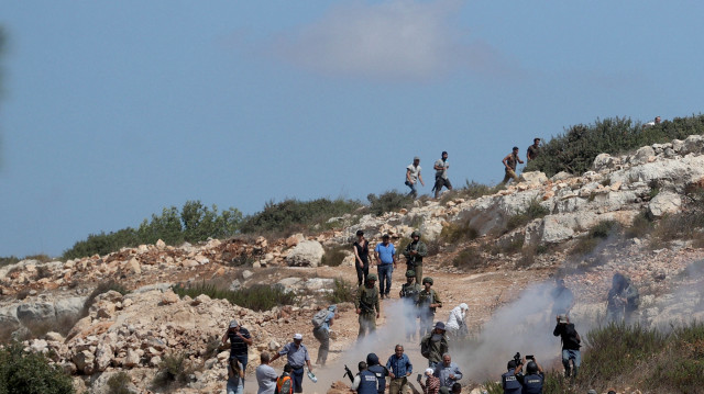 مستوطنون إسرائيليون يجرفون أراضي فلسطينية شمال رام الله