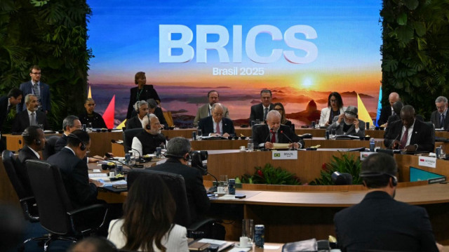 Le président brésilien Luiz Inacio Lula da Silva (2-R) s'exprime lors de la première session plénière du sommet des BRICS à Rio de Janeiro, au Brésil, le 6 juillet