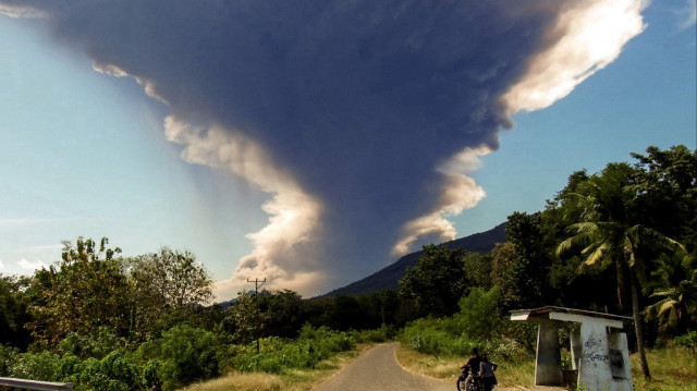 Éruption du mont Lewotobi Laki-laki, vue depuis le village de Nangahale à Sikka, Nusa Tenggara orientale, le 7 juillet 2025.