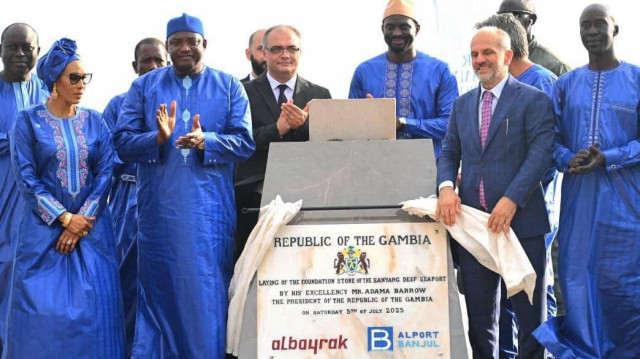 Le président du Gambie Adama Barrow, son épouse Fatoumatta Bah Barrow, Nuri Albayrak et Muhammet Fatih Albayrak, membres du conseil d’administration du groupe Albayrak, et le ministre gambien des Transports, Ebrima Sillah, et Fahri Türker Oba, ambassadeur de Türkiye à Banjul.