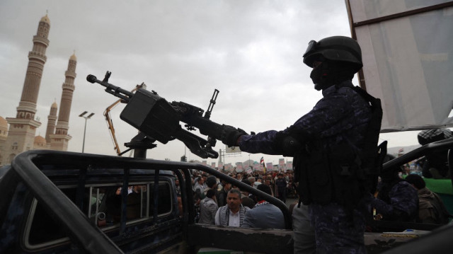 Un membre des forces de sécurité loyales aux Houthis du Yémen monte la garde lors d'un rassemblement de solidarité avec les Palestiniens et la bande de Gaza et de condamnation d'Israël et des États-Unis, à Sanaa, le 4 juillet 2025.
