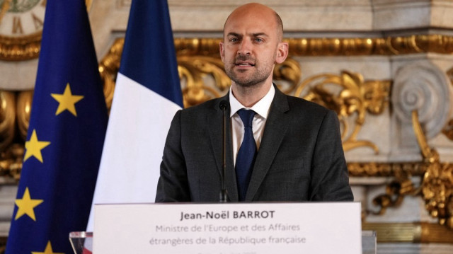 Le ministre français de l'Europe et des Affaires étrangères, Jean-Noël Barrot, s'exprime à côté de son homologue chinois lors d'une conférence de presse conjointe après une réunion au ministère de l'Europe et des Affaires étrangères (Quai d'Orsay) à Paris, le 4 juillet 2025.