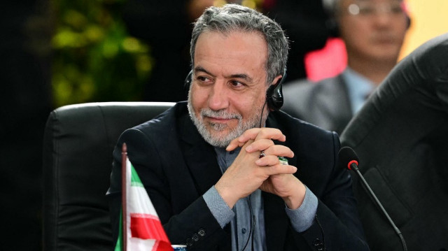 Le ministre iranien des Affaires étrangères Abbas Araghchi sourit lors de la deuxième session plénière du sommet des BRICS à Rio de Janeiro, au Brésil, le 6 juillet 2025.