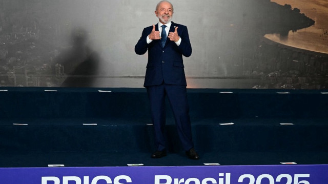 Le président brésilien Luiz Inacio Lula da Silva lève le pouce avant une photo de famille des chefs d'État et de gouvernement des pays membres, partenaires et d'engagement extérieur lors du sommet des BRICS à Rio de Janeiro, au Brésil, le 7 juillet 2025.