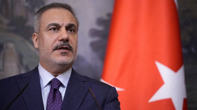 Le ministre turc des Affaires étrangères, Hakan Fidan, participe à une conférence de presse conjointe avec son homologue russe à la suite de leurs entretiens à Moscou, le 27 mai 2025.