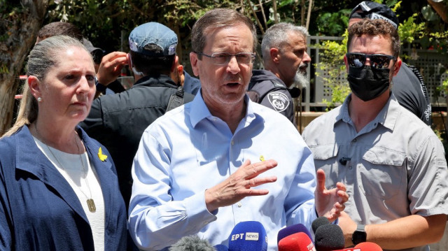 Le président israélien Isaac Herzog s'adresse à la presse alors qu'il visite le quartier de Ramat Aviv à Tel-Aviv, à la suite d'une frappe iranienne qui a touché le quartier résidentiel le 22 juin 2025.