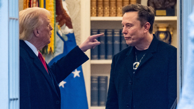 Президент США Дональд Трамп (слева) и Илон Маск беседуют в Овальном кабинете Белого дома в Вашингтоне, 14 марта 2025 года.
