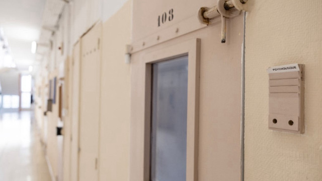 Cette photographie montre une cellule utilisée pour mener des entretiens au Centre national d'évaluation (CNE), un établissement dédié à l'évaluation de la personnalité et du risque potentiel des détenus, à la prison de Fresnes, à Fresnes, au sud de Paris, le 15 mai 2025.