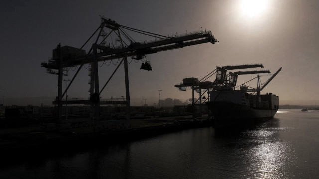 Vue aérienne d'une grue d'expédition au port d'Oakland le 21 mai 2024 à Oakland, Californie. Les tarifs du transport maritime de conteneurs ont augmenté de près de 30 %, les navires continuant d'être détournés de la mer Rouge en raison des attaques des rebelles houthis soutenus par l'Iran.