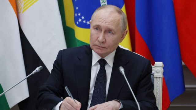 Sur cette photo de famille diffusée par l'agence d'État russe Sputnik, le président russe Vladimir Poutine assiste à la première session plénière du sommet des BRICS, qui se tient à Rio de Janeiro, par liaison vidéo depuis son bureau à Moscou, le 6 juillet 2025.