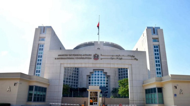الإمارات تعلن إنقاذ طاقم سفينة أغرقها الحوثيون بالبحر الأحمر
