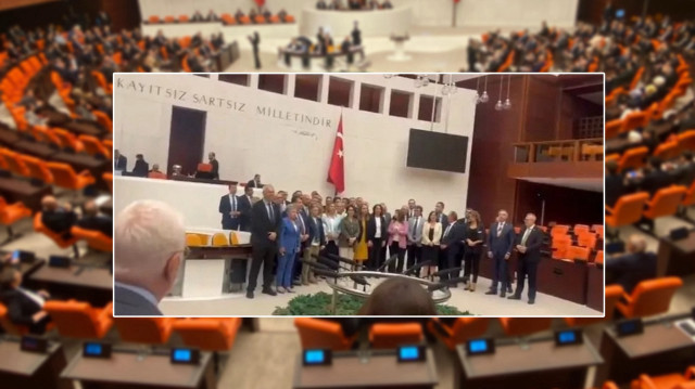 CHP'li vekiller TBMM kürsüsünü işgal etti.