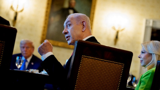 Le Premier ministre israélien Benjamin Netanyahu, accompagné du président américain Donald Trump (à gauche) et de son épouse Sara (à droite), s'exprime lors d'un dîner dans le salon bleu de la Maison Blanche, le 7 juillet 2025 à Washington, DC. M. Trump reçoit M. Netanyahu pour discuter d'un éventuel accord de cessez-le-feu visant à mettre fin aux combats à Gaza.