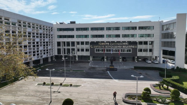 Bakanlık, dün akşam saatlerinde, Muhittin Böcek'in, hakkında yürütülen soruşturma kapsamında tutuklanmasının ardından geçici bir tedbir olarak görevden uzaklaştırıldığını duyurdu.