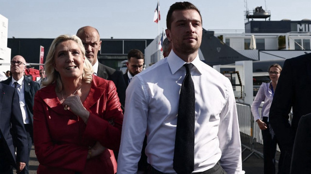 La présidente du groupe parlementaire du Rassemblement national, Marine Le Pen (G), et le président du parti d'extrême droite Rassemblement national (RN), Jordan Bardella, visitent la 55e édition du Salon international de l'aéronautique et de l'espace (SIAE) à l'aéroport de Paris-Le Bourget, au Bourget, au nord de Paris, le 19 juin 2025.