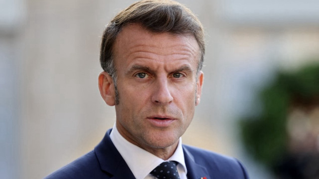 Le président français Emmanuel Macron parle à côté du Premier ministre malaisien lors d'une déclaration de presse conjointe avant un dîner de travail au palais de l'Élysée à Paris, le 4 juillet 2025.