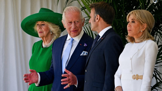 La reine Camilla de Grande-Bretagne, le roi Charles III de Grande-Bretagne, le président français Emmanuel Macron et son épouse Brigitte Macron se tiennent debout lors d'une cérémonie d'accueil au château de Windsor, à Windsor, à l'ouest de Londres, le 8 juillet 2025, au premier jour d'une visite d'État de trois jours en Grande-Bretagne.