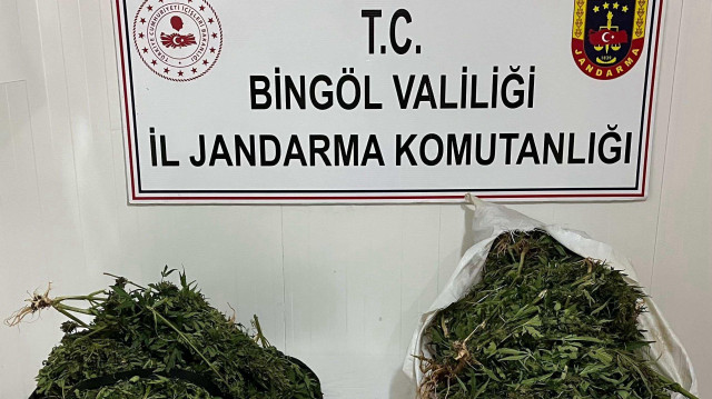 Gözaltına alınan 4 şüphelinin jandarmadaki işlemleri sürüyor.
