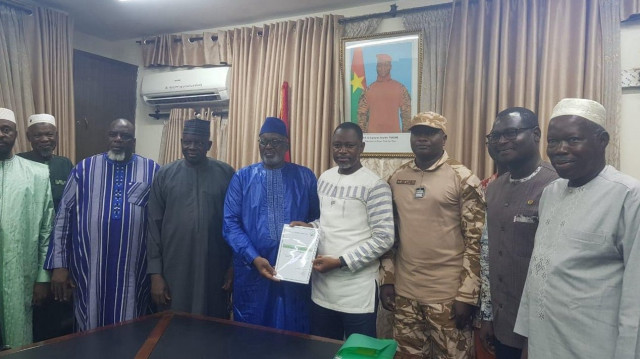 La Fédération des associations islamiques du Burkina remet au gouvernement burkinabè un guide sur le discours alternatif face au terrorisme, le 7 juillet 2025.