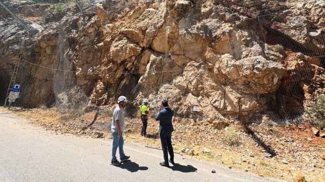 Taşyolu, kaya düşmesi nedeniyle kısa süreli ulaşıma kapandı