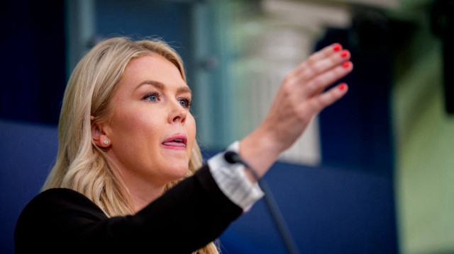La secrétaire de presse de la Maison Blanche, Karoline Leavitt, répond aux questions d'un journaliste lors de la conférence de presse quotidienne dans la salle de presse Brady à la Maison Blanche, le 7 juillet 2025 à Washington, DC.