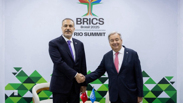 Le Ministre turc des Affaires étrangères Hakan Fidan, et le Secrétaire Général de l'ONU, Antonio Guterres, à Rio de Janeiro, au Brésil, le 7 juillet 2025, en marge du Sommet des BRICS.