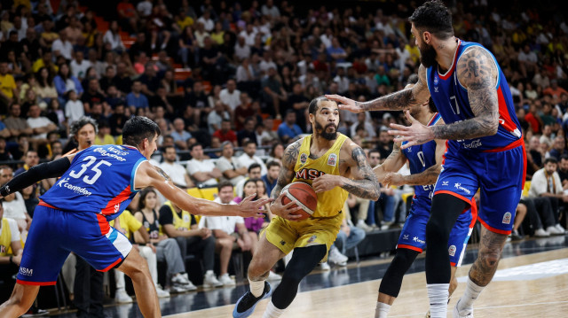 Justin Cobbs'un Anadolu Efes maçında rakipleriyle mücadelesi.