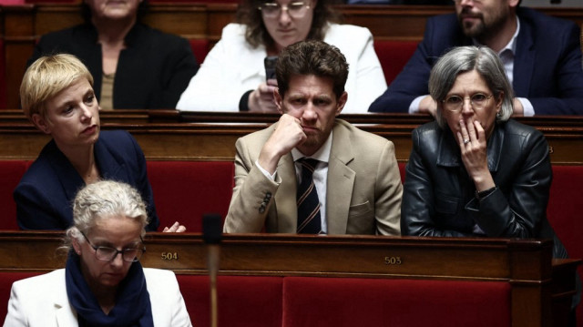 (De gauche à droite) La députée écologiste et sociale Clémentine Autain, le député écologiste et social Jérémie Iordanoff et la députée écologiste et sociale Sandrine Rousseau écoutent un débat à l'Assemblée nationale avant le vote de la "loi Duplomb" sur l'agriculture qui vise à réintroduire un pesticide pour certaines cultures, à Paris le 8 juillet 2025.