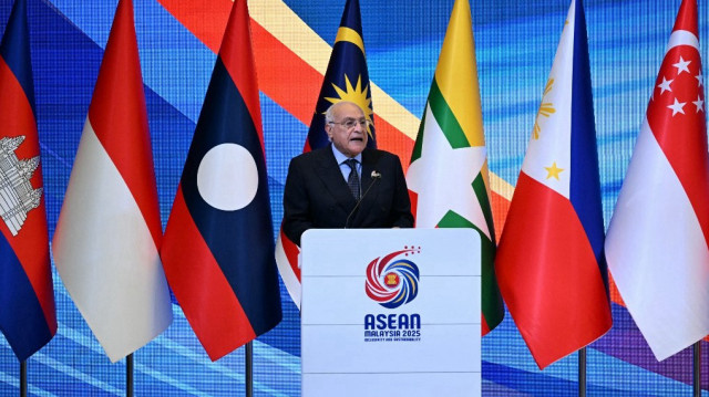 Le ministre algérien des Affaires étrangères, Ahmed Attaf, s'exprime lors de la cérémonie de signature de l'instrument d'adhésion au Traité d'amitié et de coopération en Asie du Sud-Est (TAC) par l'Algérie et l'Uruguay au cours de la 58e réunion des ministres des Affaires étrangères de l'Association des nations de l'Asie du Sud-Est (ANASE) et des réunions connexes au Centre des congrès de Kuala Lumpur, le 9 juillet 2025.