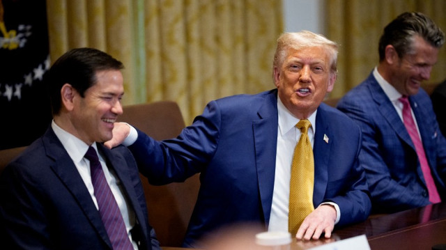 Le secrétaire d'État américain Marco Rubio rit pendant que le président américain Donald Trump parle, accompagné du secrétaire américain à la Défense Pete Hegseth, raconte l'histoire d'une horloge du département d'État pour décorer la salle du Cabinet lors d'une réunion du Cabinet à la Maison Blanche le 08 juillet 2025 à Washington, DC.