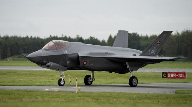 Un avion de chasse F-35 est photographié sur la base aérienne de l'escadre de chasse Skrydstrup de l'Armée de l'air royale danoise (RDAF).
