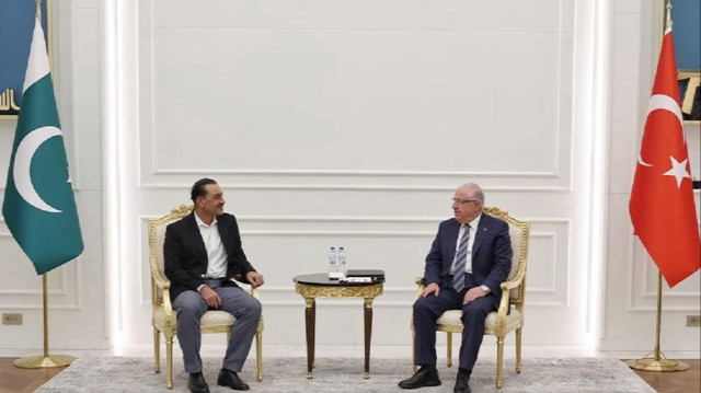 وزير الدفاع التركي يلتقي قائد القوات الجوية الباكستاني