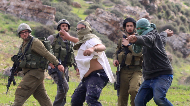 مستوطنون إسرائيليون يصيبون 8 فلسطينيين في هجوم على قرية شمالي الضفة