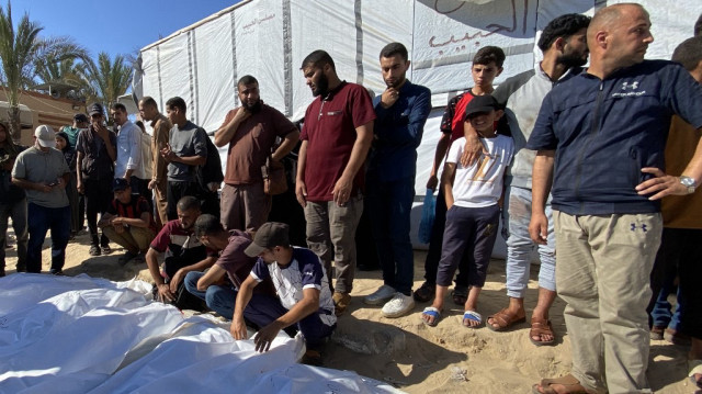 Des personnes se recueillent devant les corps de Palestiniens tués lors d'une frappe des colons israélien, pendant leurs funérailles à l'extérieur de l'hôpital Nasser, dans le sud de la bande de Gaza, le 9 juillet 2025.