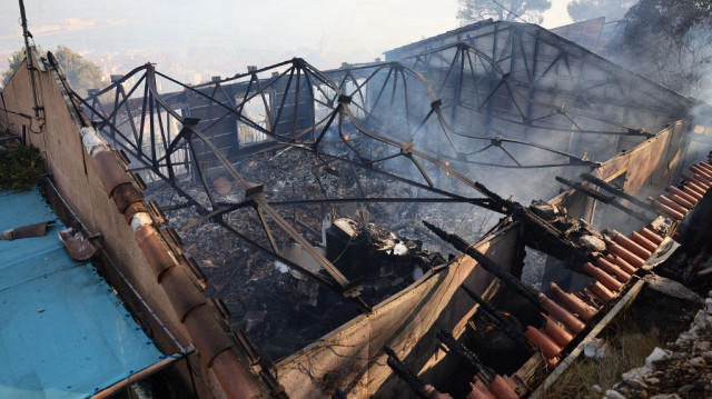 Cette photographie montre un bâtiment incendié dans le quartier de l'Estaque à Marseille, dans le sud de la France, le 8 juillet 2025.