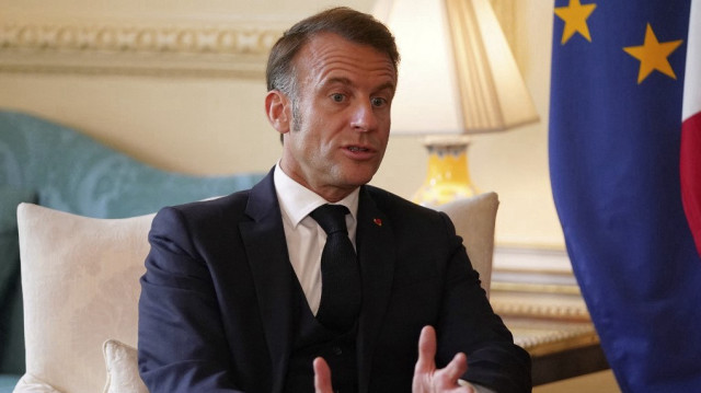 Le président français Emmanuel Macron s'entretient avec le Premier ministre britannique Keir Starmer (invisible) au 10 Downing Street à Londres, le 9 juillet 2025, avant un déjeuner et une réunion bilatérale, au deuxième jour de la visite d'État de trois jours du président en Grande-Bretagne.