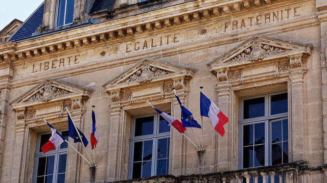 Selon les syndicats, deux des treize suicides et deux des tentatives ont eu lieu directement sur les lieux de travail, ce qui interroge sur l'environnement professionnel au sein des services fiscaux. Les cas ont été recensés sur l'ensemble du territoire.
