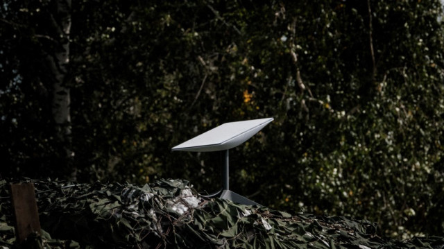 Une antenne du système satellitaire à large bande Starlink.