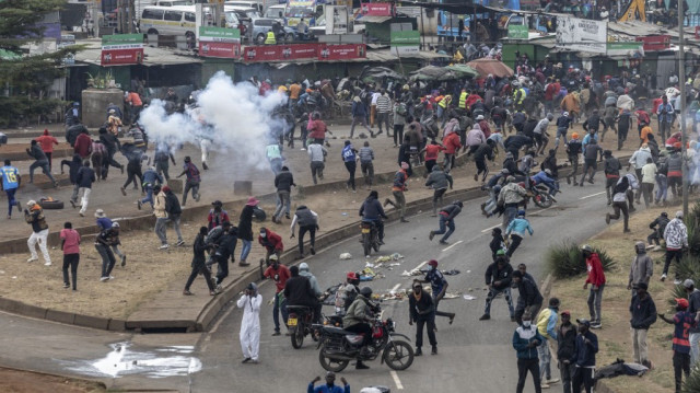 Des manifestants réagissent au milieu de nuages de gaz lacrymogènes tirés par des policiers kenyans lors d'affrontements lors des manifestations de la journée de Saba Saba à Nairobi, le 7 juillet 2025.