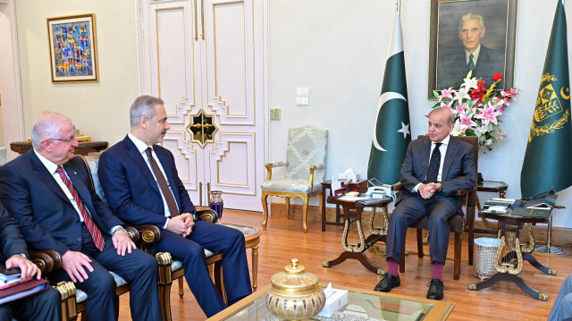 Pakistan Başbakanı Şerif ile görüşen Bakan Fidan ile Bakan Güler.