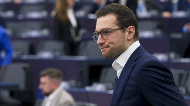 Le président du parti d'extrême droite français Rassemblement national (RN) et l'eurodéputé Jordan Bardella se tiennent debout alors qu'ils assistent à une session de vote, dans le cadre d'une session plénière au Parlement européen à Strasbourg, dans l'est de la France, le 9 juillet 2025.