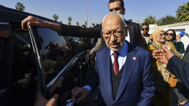 Le chef du mouvement islamiste tunisien Ennahdha, Rached Ghannouchi, salue ses partisans à son arrivée au poste de police de Tunis, le 21 février 2023, en réponse à la convocation d'un juge d'instruction.