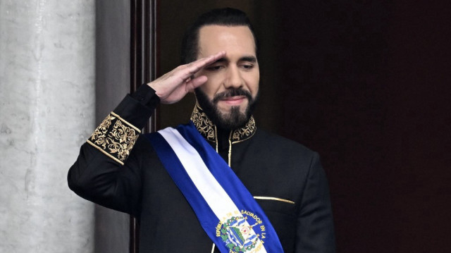 Le président du Salvador, Nayib Bukele, salue lors du défilé militaire après avoir prêté serment au palais national, dans le centre-ville de San Salvador, le 1er juin 2024.