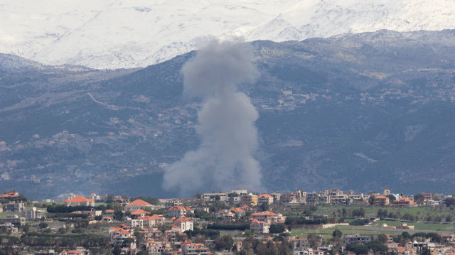 De la fumée s'élève au-dessus du fleuve Litani après une attaque israélienne sur Baalbek, au Liban, le 22 mars 2025.