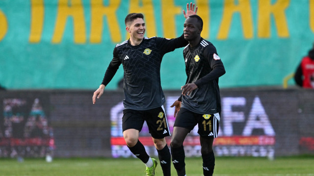 Trendyol 1. Lig'in 34. haftasında, Central Hospital Ümraniyespor ile Esenler Erokspor, Spoint İnşaat Ümraniyespor Stadı'nda karşılaştı. Esenler Erokspor oyuncusu Mame Mor Faye (11) attığı golün ardından sevincini takım arkadaşlarıyla paylaştı.


