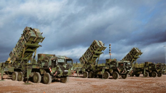 L’Allemagne, deuxième fournisseur militaire de Kiev après Washington, répond à l’urgence sécuritaire en actant l’envoi de systèmes antimissiles Patriot dans les prochains jours.