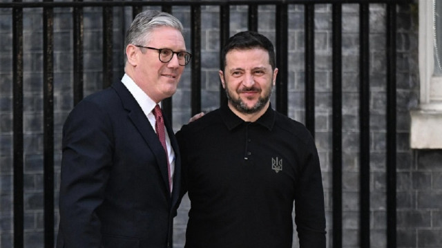 UK Prime Minister Keir Starmer (L) and Ukrainian President Volodymyr Zelenskyy (R)