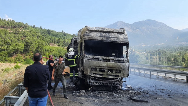 Tır kullanılamaz hale geldi.
