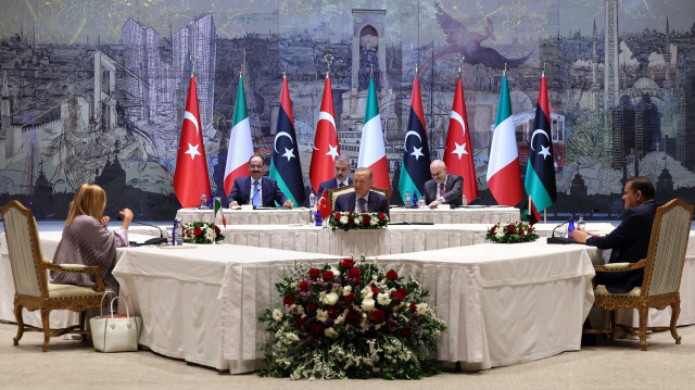 Recep Tayyip Erdogan a reçu Giorgia Meloni et Abdul Hamid Dbeibeh pour renforcer la coopération trilatérale dans un contexte régional tendu.